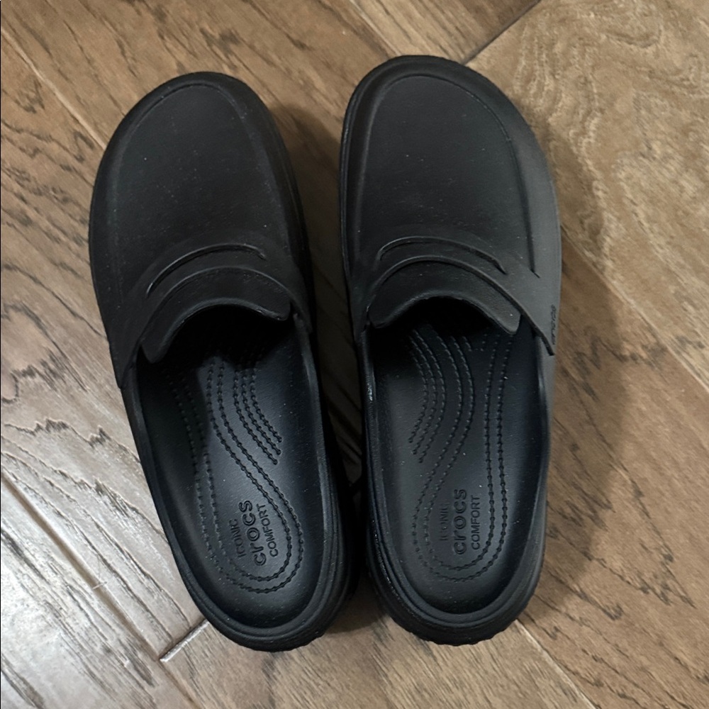 CROCS women’s Classic Black Loafers
